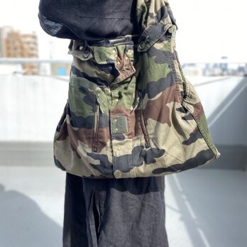 ミリタリーF2ジャケットリメイク＊2WAYショルダー＊迷彩柄＊フランス軍＊エンブレムブローチ付＊A4収納可の画像