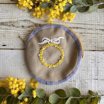 大人かわいい手刺繍ミモザリースのまんまるポーチ　キャンバス生地　ミモザ　小物入れ