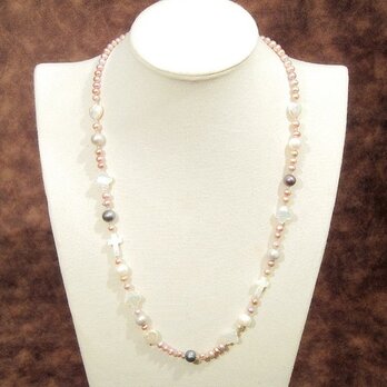 本真珠（淡水）と貝パーツ（白蝶）、ラブラドライトのネックレス（マグネット・クラスプ、ピンク）の画像