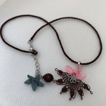 縫い針で編むレース　茶色とピンクのネックレスの画像