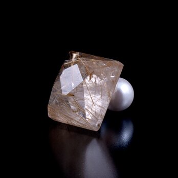 Gold rutile quartz earring / singleの画像