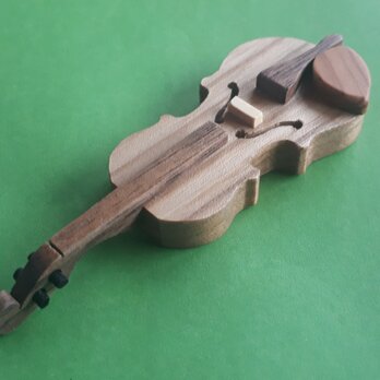 バイオリンのブローチ（楡材）の画像