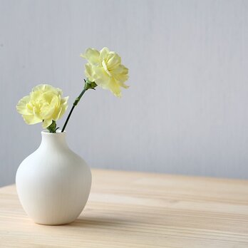 白い磁器の丸い一輪挿し(フラワーベース、花器、花瓶)studiobwanjiの画像