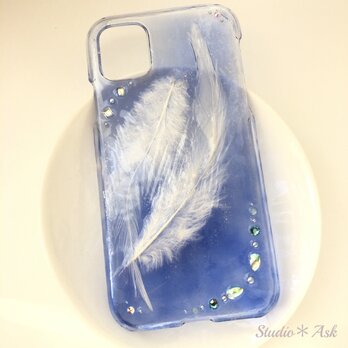 空に舞う羽のスマホケース　iPhone11の画像