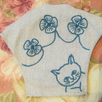 猫とお花の刺繍マスクケース（ベージュ）の画像