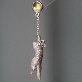 風船をつかまえた猫ピアス 片耳の画像
