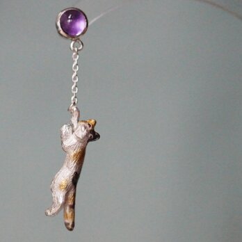 風船をつかまえた三毛猫ピアス 片耳の画像