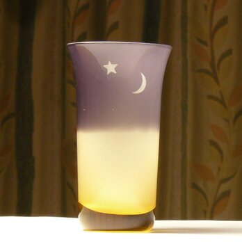金星と三日月（ご希望の星座を追加できます。）の一口グラス　琥珀色×紫　（1個）の画像