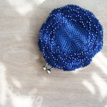 ばあば作、ビーズ入り松編み・まるまるがま口（Bleu foncé・C1325)の画像