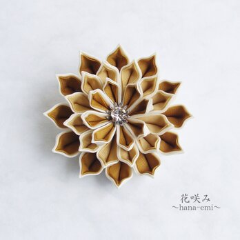 花咲み　コサージュ/ブローチ　輝 White　ゴールド　つまみ細工の画像