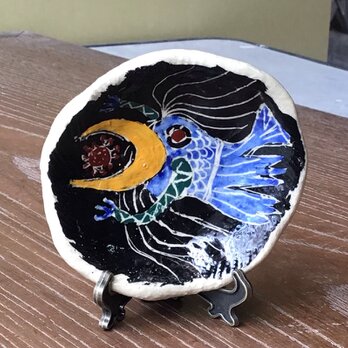 コロナをむしゃむしゃ食うアマビエ　鯉のぼり小皿　　スタンド付きの画像