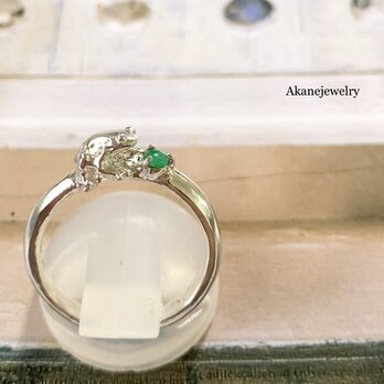 ５月のカエル　エメラルドと小さなカエルの指輪の画像