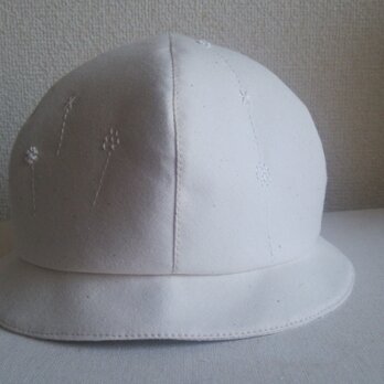 白い刺繍の白い帽子２の画像