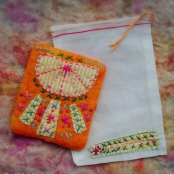 手かがみ　ぴかぴかの太陽（オレンジ　太陽　羊毛フェルト　インド綿　刺繍　パッチワーク）の画像