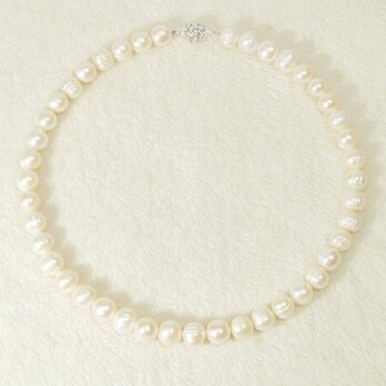 9mm本真珠（淡水、ナチュラルカラー）のネックレス（マグネット、縞あり、ホワイト、フォーマルなデザイン）の画像