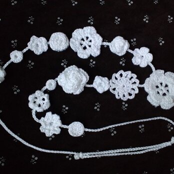 手編みの白いお花ネックレス・4の画像