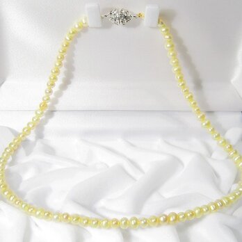 4.5mm本真珠（淡水）のネックレス（マグネット・クラスプ、ラインストーン、イエロー）の画像
