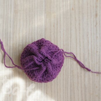 ばあば作、細かいリフ編みのちびちび巾着（ぶどう・KPPR4）の画像