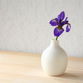 白い磁器の一輪挿し (花器、フラワーベース、花瓶)の画像