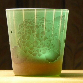 雨の紫陽花　冷酒・冷茶グラス 　琥珀色×紫×緑（1個）の画像