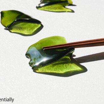【５個セット】● 透明ガラスの箸置き -「みどりのガラス 」・緑色・光沢の画像