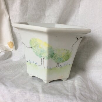 【訳あり】白い陶器の、森の植木鉢の画像