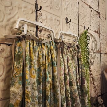 Sale! リバティエターナル　スモールスザンナの春スカートの画像