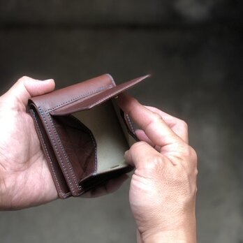 2つ折り財布 チョコ　コインが取り出しやすいです。カードも沢山入りますの画像