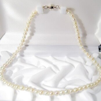 6-5mm本真珠（淡水）のネックレス（マグネット・クラスプ、ナチュラルカラー、ホワイト）の画像