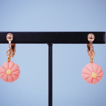 和菓子のイヤリング（ヘラ切菊　ピンク）の画像