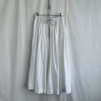 リネンの白いスカートの画像
