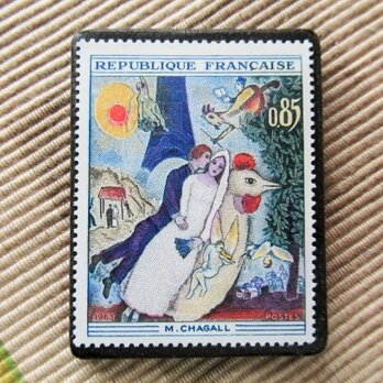フランス　美術 シャガール「エッフェル塔と新婚夫婦」切手ブローチ6184の画像