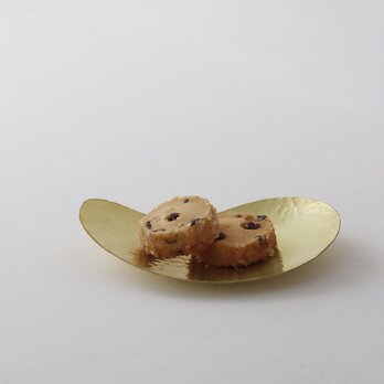 鎚目模様の勾玉皿（真鍮）