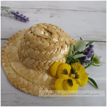麦わら帽子と春のお花のブローチ（黄色のパンジー）の画像