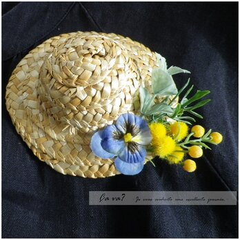 麦わら帽子と春のお花のブローチ（青色のパンジー）の画像