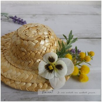 麦わら帽子と春のお花のブローチ（白のパンジー）の画像