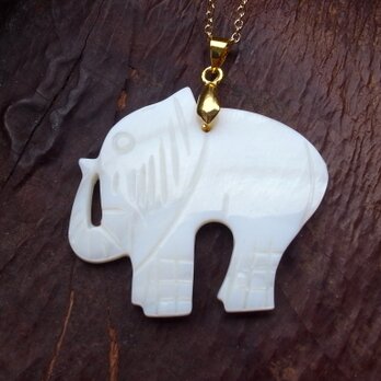 ネックレス　シェルでできた ゆるかわいい象さんモチーフの画像