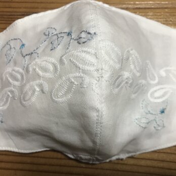アゴまで隠れる綿レース立体マスク　手刺繍入り☆青い実のツタ　フィルターポケットあり　1枚の画像
