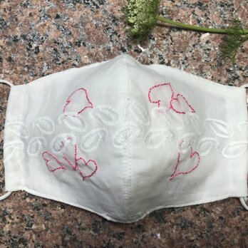 SALEアゴまで隠れる綿レース立体マスク　手刺繍入り☆ピンクのハート　フィルターポケットあり　1枚の画像