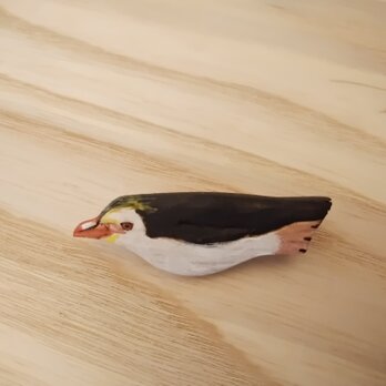 木彫りブローチ　ロイヤルペンギンの画像