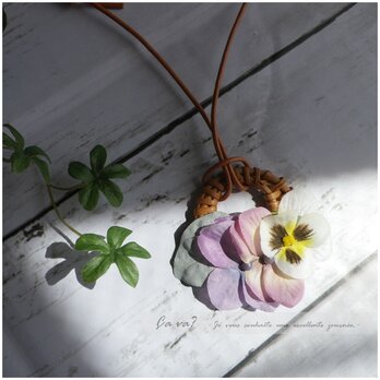 白パンジーとパープル紫陽花のラタンネックレス　　　　　　　　　　　　　　の画像