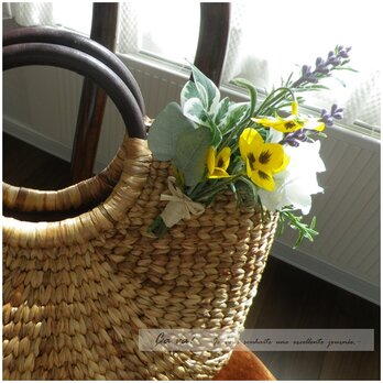 カゴバッグに野の花コサージュを添えて＊＊の画像