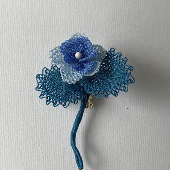 華奢なブローチ　A-ブルーのお花の画像