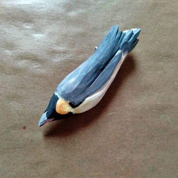 木彫りブローチ　エンペラーペンギンの画像