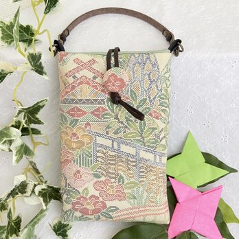着物リメイク・大島のスマホポーチ・お家と花柄×グリーン紬の画像