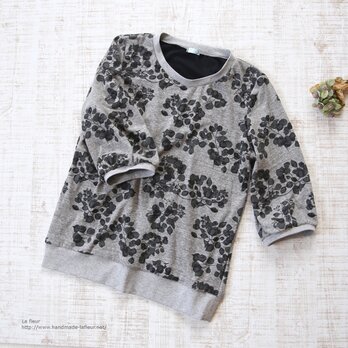 【L】七分袖プルオーバー＊カットソー　黒×グレー　植物・花柄の画像
