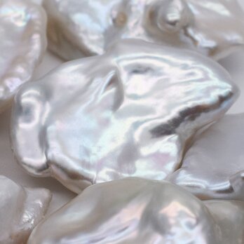 希少 極大 22~26mm*19~23mm オーロラ 花びら ケシパール 1粒 淡水真珠 ホワイト系の画像