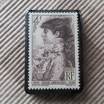 フランス　サラ・ベルナール 切手ブローチ 6228