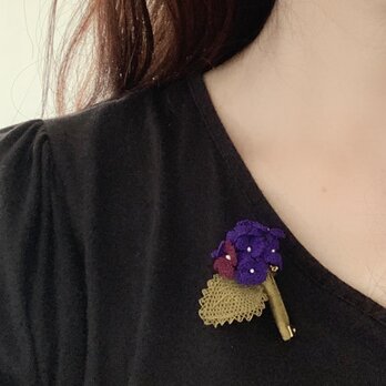 縫い針で編むお花のブローチ　紫色の紫陽花の画像