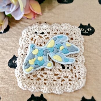 金魚の手刺繍ブローチ